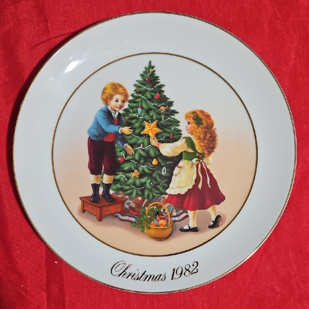 AVON 1982 2nd Edition Christmas Collector Plate- Keeping the Christmas Tradition